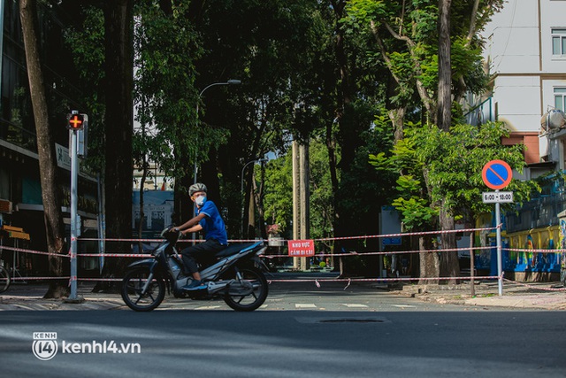 Đường phố Sài Gòn vắng lặng chưa từng thấy trong ngày đầu siết chặt giãn cách: Không còn bóng shipper, “ai ở đâu ở yên đó” - Ảnh 4.