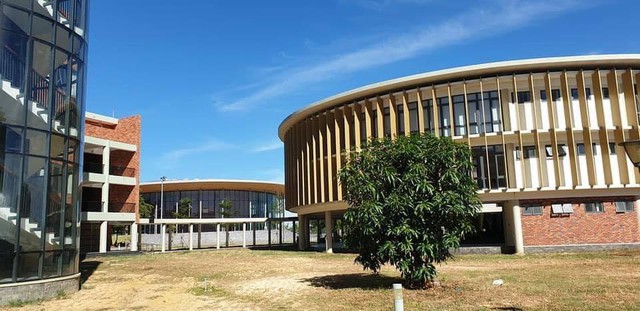 Một trường đại học ở Huế có kiến trúc đẹp xuất sắc nằm ven sông Hương đang gây xôn xao giới học trò - Ảnh 5.