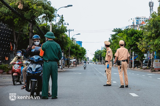 Cận cảnh lực lượng quân đội tuần tra đường phố Sài Gòn, kiểm soát tại các chốt phòng dịch Covid-19 - Ảnh 4.