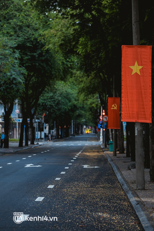 Đường phố Sài Gòn vắng lặng chưa từng thấy trong ngày đầu siết chặt giãn cách: Không còn bóng shipper, “ai ở đâu ở yên đó” - Ảnh 7.
