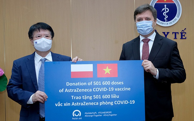 Thứ trưởng Bộ Y tế Trương Quốc Cường thay mặt Bộ Y tế tiếp nhận lô vaccine COVID-19 từ Ngài Đại sứ Đặc mệnh toàn quyền Ba Lan tại Việt Nam Wojciech Gerwel Ảnh: Trần Minh