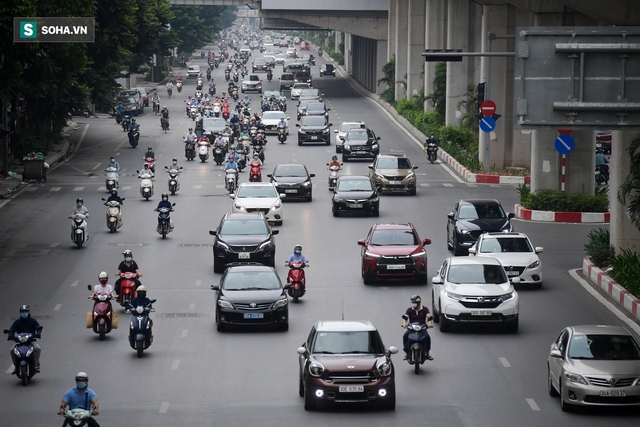 Nhiều tuyến đường tại Hà Nội đông đúc trong thời gian giãn cách xã hội - Ảnh 1.