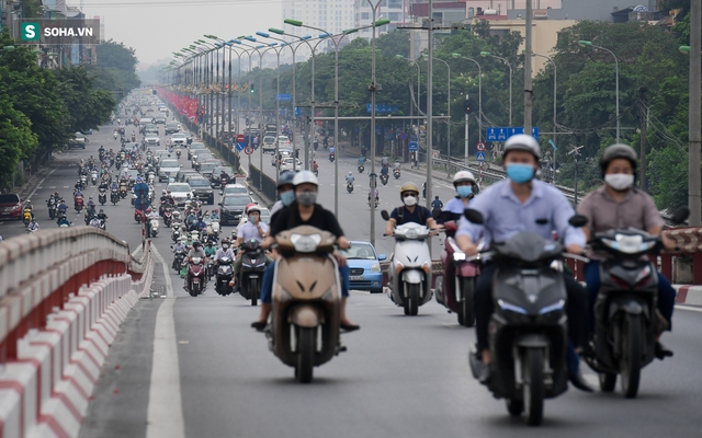 Nhiều tuyến đường tại Hà Nội đông đúc trong thời gian giãn cách xã hội - Ảnh 2.
