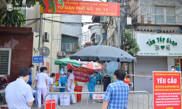 Hà Nội: Cận cảnh phong toả, lấy mẫu xét nghiệm khu vực có 2.000 dân ở quận Thanh Xuân do liên quan 19 F0 - Ảnh 1.
