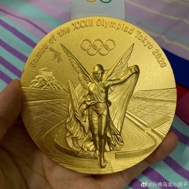 Huy chương vàng Olympic Tokyo 2020 vừa chạm nhẹ đã bay lớp mạ, dân mạng Trung Quốc chê bai: Đúng là đồ... Made in Japan! - Ảnh 1.