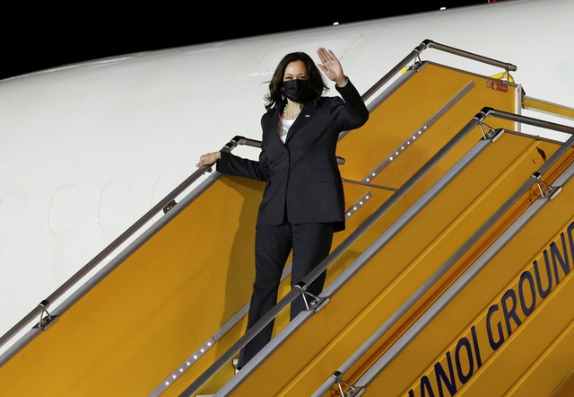  Không lực 2 của Phó Tổng thống Mỹ Kamala Harris tới Nội Bài  - Ảnh 2.