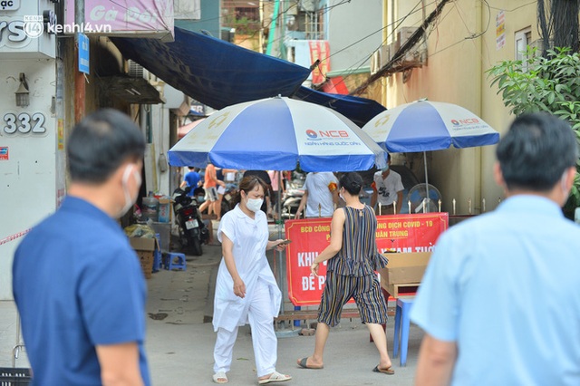 Hà Nội: Cận cảnh phong toả, lấy mẫu xét nghiệm khu vực có 2.000 dân ở quận Thanh Xuân do liên quan 19 F0 - Ảnh 13.