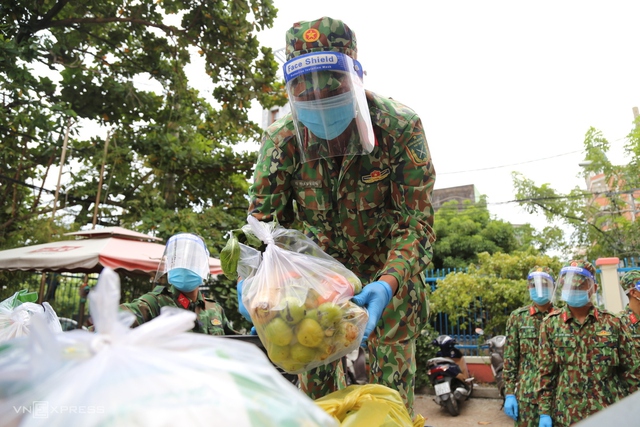 Hàng nghìn túi thực phẩm đã được lực lượng quân đội đi từng ngõ, gõ từng nhà, phát miễn phí cho các gia đình.