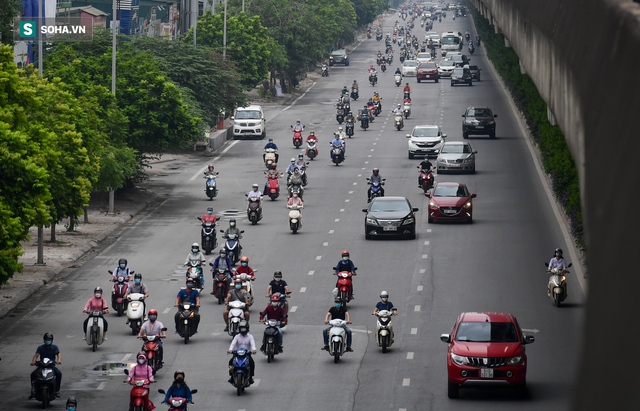Nhiều tuyến đường tại Hà Nội đông đúc trong thời gian giãn cách xã hội - Ảnh 3.