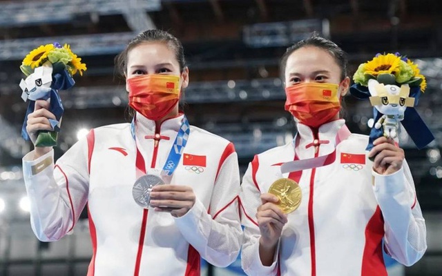 Huy chương vàng Olympic Tokyo 2020 vừa chạm nhẹ đã bay lớp mạ, dân mạng Trung Quốc chê bai: Đúng là đồ... Made in Japan! - Ảnh 3.