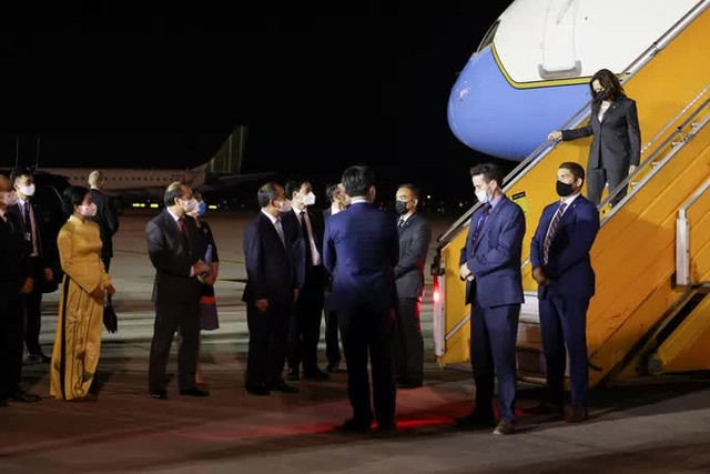  Không lực 2 của Phó Tổng thống Mỹ Kamala Harris tới Nội Bài  - Ảnh 3.