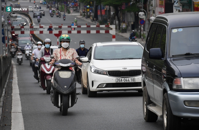 Nhiều tuyến đường tại Hà Nội đông đúc trong thời gian giãn cách xã hội - Ảnh 5.