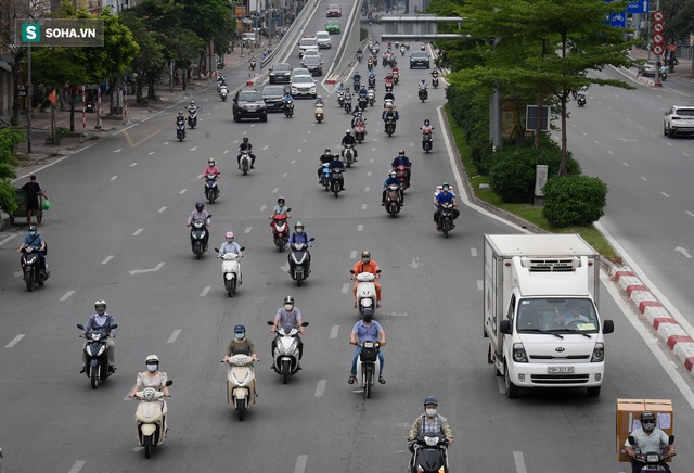 Nhiều tuyến đường tại Hà Nội đông đúc trong thời gian giãn cách xã hội - Ảnh 6.