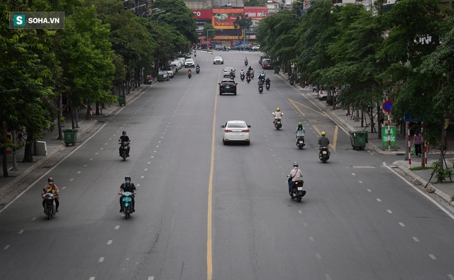 Nhiều tuyến đường tại Hà Nội đông đúc trong thời gian giãn cách xã hội - Ảnh 8.