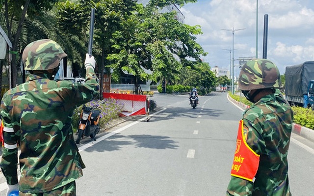 Lực lượng công an phối hợp với quân đội kiểm tra tại chốt kiểm soát trên đường Phạm Văn Đồng, TP Thủ Đức ( Ảnh: Báo NLĐ)