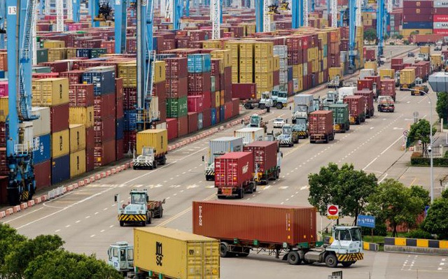 Cuộc khủng hoảng của mạng lưới vận chuyển toàn cầu ngày càng tồi tệ: Từ đường biển lan rộng sang hàng không và đường bộ, các hãng thiếu container trầm trọng