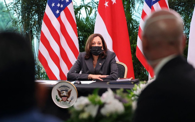 Bà Kamala Harris tham dự hội nghị bàn tròn tại Gardens by the Bay ở Singapore ngày 24/8. Ảnh: Evelyn Hockstein/AFP/Getty Images