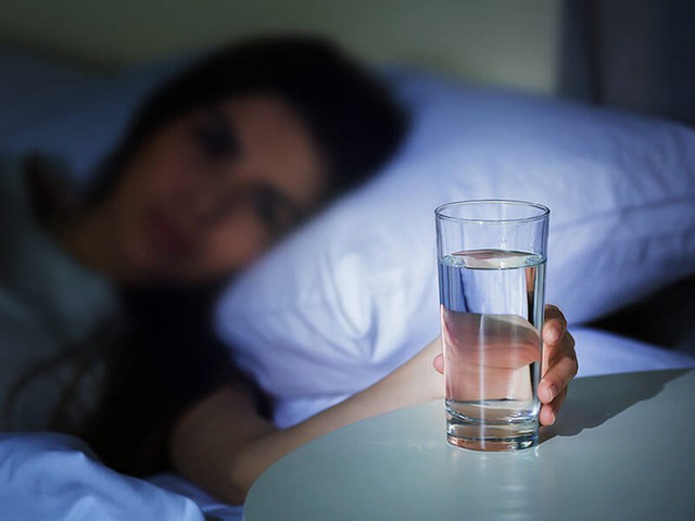 Mệt mỏi vì thường xuyên tỉnh giấc đi tiểu đêm: Áp dụng 5 phương pháp đơn giản nhưng hữu hiệu này, yên tâm ngủ ngon tới sáng - Ảnh 1.