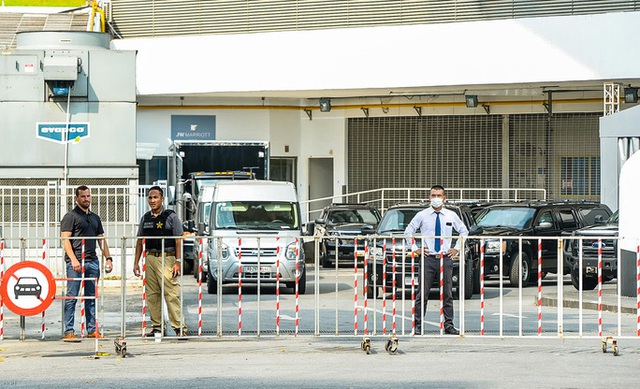  CLIP: Dàn xe đặc chủng của mật vụ Mỹ tháp tùng Phó Tổng thống Kamala Harris tại Hà Nội  - Ảnh 2.