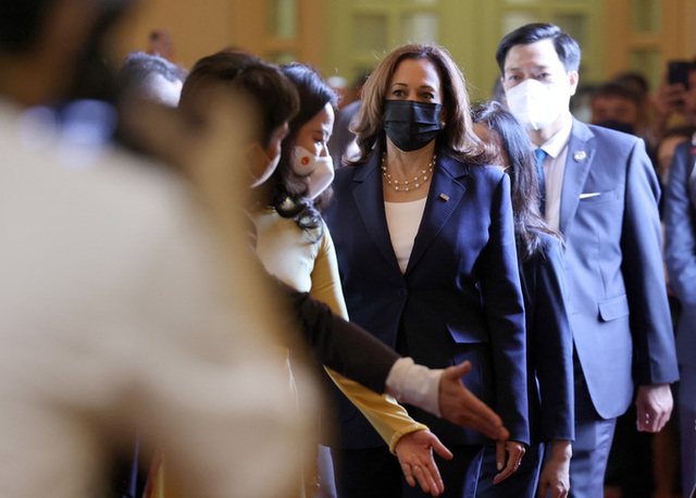  Phó Chủ tịch nước Võ Thị Ánh Xuân đón Phó Tổng thống Mỹ Kamala Harris  - Ảnh 1.