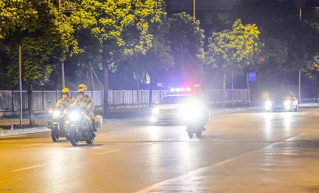  CLIP: Dàn xe đặc chủng của mật vụ Mỹ tháp tùng Phó Tổng thống Kamala Harris tại Hà Nội  - Ảnh 7.