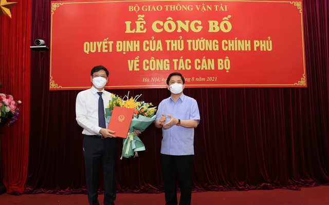 Bộ trưởng Nguyễn Văn Thể trao quyết định và chúc mừng tân Thứ trưởng Nguyễn Xuân Sang. Ảnh VGP