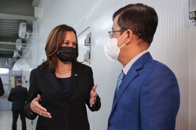 Chùm ảnh: Phó Tổng thống Mỹ Kamala Harris tham quan kho siêu lạnh bảo quản vắc xin ở Viện Vệ sinh Dịch tễ Trung ương - Ảnh 1.