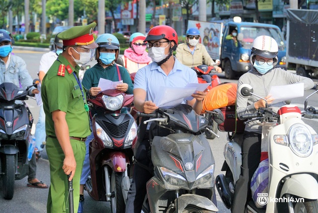 Ảnh: Công nhân Đà Nẵng tay xách, nách mang đổi ca làm việc 3 tại chỗ trong ngày đầu gia hạn ai ở đâu ở yên đó - Ảnh 2.