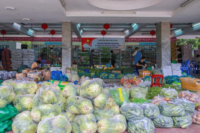  Bên trong siêu thị dã chiến cung ứng thực phẩm cho người đi chợ hộ  - Ảnh 1.