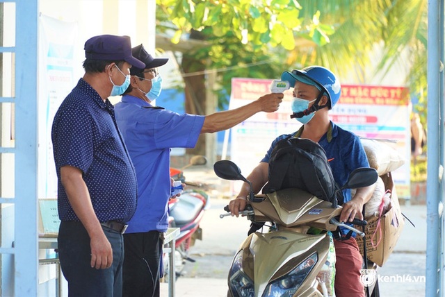 Ảnh: Công nhân Đà Nẵng tay xách, nách mang đổi ca làm việc 3 tại chỗ trong ngày đầu gia hạn ai ở đâu ở yên đó - Ảnh 12.