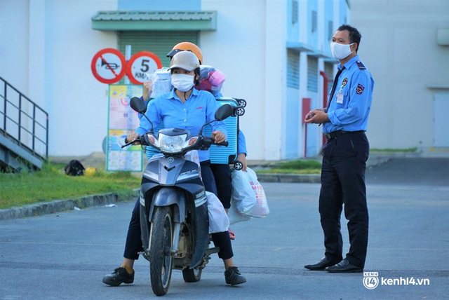 Ảnh: Công nhân Đà Nẵng tay xách, nách mang đổi ca làm việc 3 tại chỗ trong ngày đầu gia hạn ai ở đâu ở yên đó - Ảnh 14.