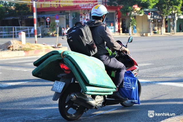 Ảnh: Công nhân Đà Nẵng tay xách, nách mang đổi ca làm việc 3 tại chỗ trong ngày đầu gia hạn ai ở đâu ở yên đó - Ảnh 15.