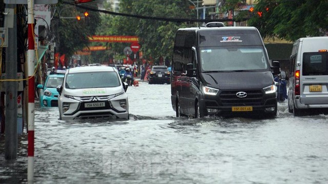  Mưa lớn từ đêm đến sáng, TP Hải Phòng ngập sâu trong biển nước  - Ảnh 3.