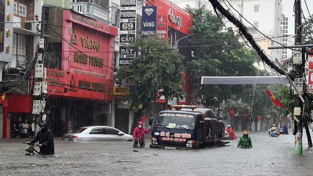  Mưa lớn từ đêm đến sáng, TP Hải Phòng ngập sâu trong biển nước  - Ảnh 6.