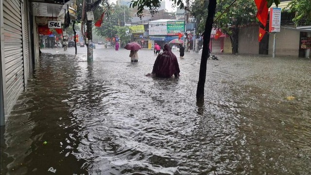  Mưa lớn từ đêm đến sáng, TP Hải Phòng ngập sâu trong biển nước  - Ảnh 7.