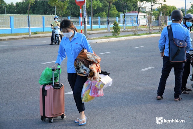 Ảnh: Công nhân Đà Nẵng tay xách, nách mang đổi ca làm việc 3 tại chỗ trong ngày đầu gia hạn ai ở đâu ở yên đó - Ảnh 9.