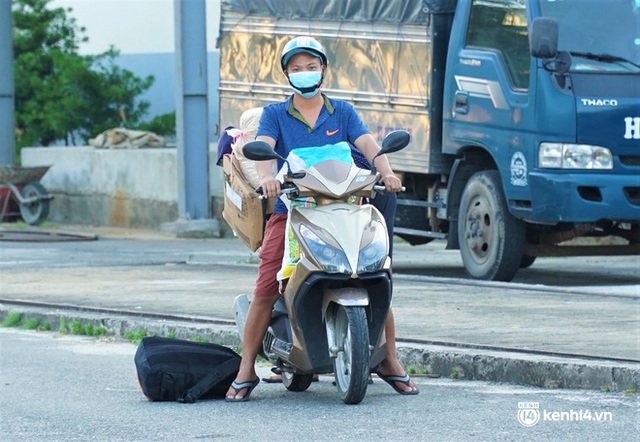 Ảnh: Công nhân Đà Nẵng tay xách, nách mang đổi ca làm việc 3 tại chỗ trong ngày đầu gia hạn ai ở đâu ở yên đó - Ảnh 10.