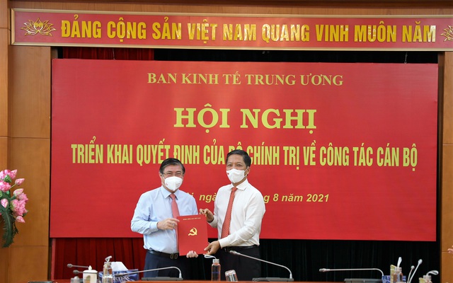 Ông Trần Tuấn Anh, Trưởng Ban Kinh tế Trung ương trao quyết định điều động, phân công giữ chức Phó Trưởng Ban Kinh tế Trung ương cho ông Nguyễn Thành Phong.