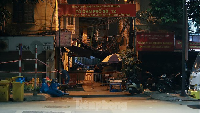 Hà Nội đưa hàng chục F1 ở ‘ổ dịch’ Thanh Xuân Trung đi cách ly tập trung ngay trong đêm - Ảnh 15.
