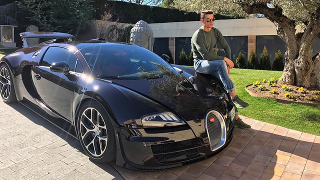 How rich is Cristiano Ronaldo: Earns 2.25 million USD every week, the owner of the Pestana CR7 hotel empire, owns a private jet and a fleet of supercars that thousands of people love - Photo 3.