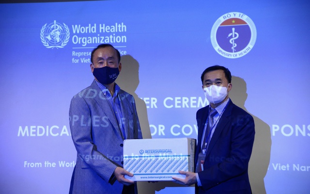 GS.TS, Thứ trưởng Bộ Y tế Trần Văn Thuấn và TS. Kidong Park, Trưởng đại diện WHO tại Việt Nam tại buổi lễ trao vật tư y tế hỗ trợ Việt Nam. Ảnh: MOH.