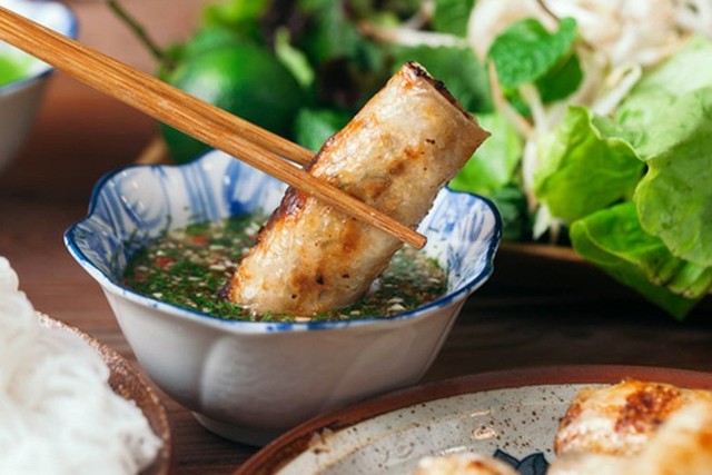  3 thói quen trong bữa cơm dễ làm lây lan virus, hại dạ dày mà người Việt nên thay đổi ngay trước khi rước thêm cả tá bệnh  - Ảnh 1.
