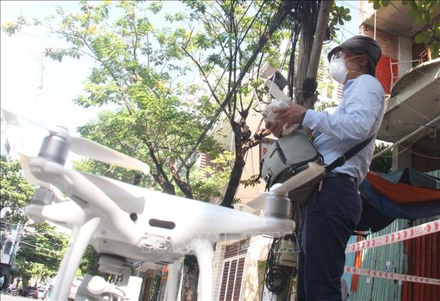  Đà Nẵng dùng flycam kiểm soát người dân chấp hành phòng dịch tại các ngõ hẻm  - Ảnh 1.