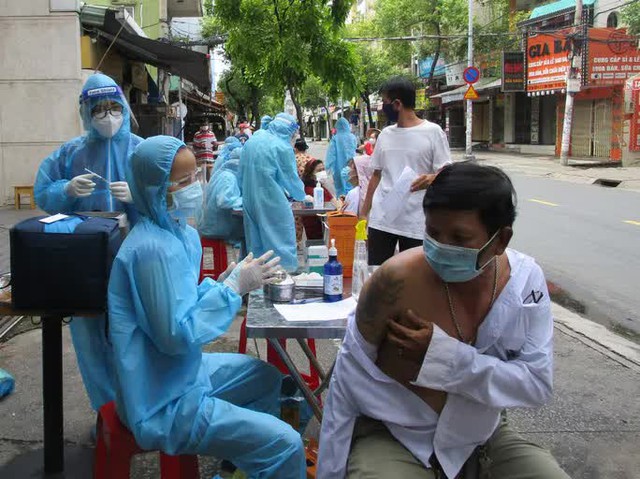  Cận cảnh đội tiêm lưu động đến tận tổ dân phố tiêm vắc-xin cho người dân  - Ảnh 2.