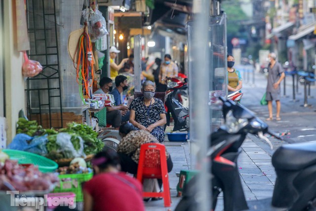 Đi chợ nhà giàu nổi tiếng Hà Nội, mua đồ ăn qua vách ngăn - Ảnh 5.