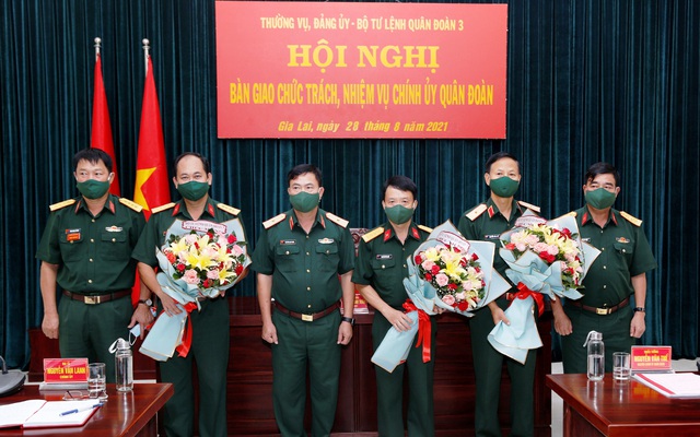 Thủ trưởng Quân đoàn 3 chúc mừng các đồng chí được điều động, bổ nhiệm giữ chức vụ mới.