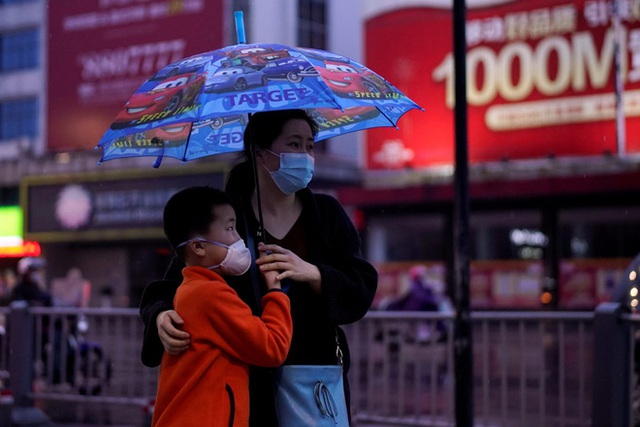 Có tỉ lệ tiêm vaccine cao hàng đầu: Tại sao Bắc Kinh vẫn phòng thủ bằng mọi giá, chặn tàu xe từ nơi có dịch? - Ảnh 1.