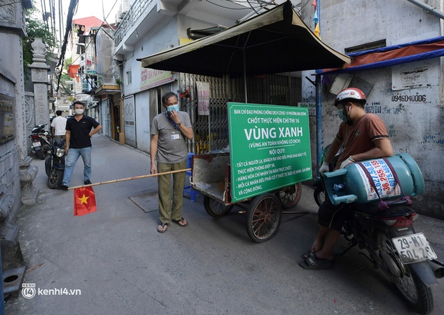 Ảnh: Những chốt bảo vệ vùng xanh không Covid-19 đầu tiên ở Hà Nội - Ảnh 2.