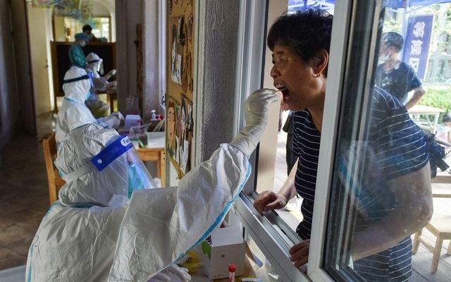 Một người dân được lấy mẫu xét nghiệm ở Nam Kinh hôm 1/8 khi Trung Quốc phải đối đầu với đợt bùng phát dịch bệnh lan rộng nhất trong nhiều tháng. Ảnh: AFP