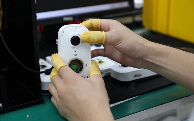 Sản xuất camera thông minh tại nhà máy Sky Light Việt Nam